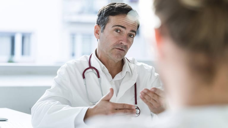 Arzt im Gespräch mit einer Patientin (Symbolbild): Ärzte dürfen künftig über Organspende beraten und die Gespräche auch abrechnen.