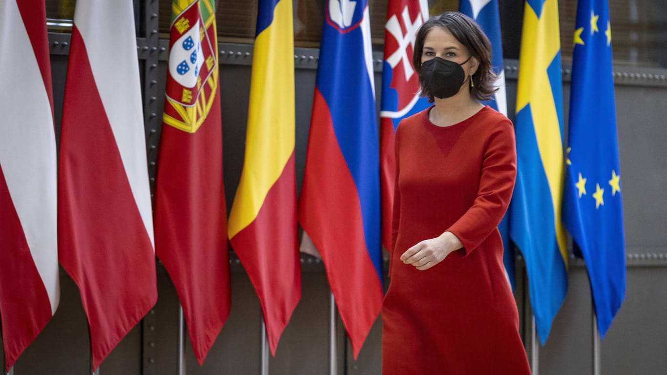 Annalena Baerbock vor Flaggen europäischer Länder: Die EU-Außenminister haben eine weitere Nothilfe für die Ukraine beschlossen.