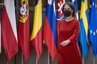 Annalena Baerbock vor Flaggen europäischer Länder: Die EU-Außenminister haben eine weitere Nothilfe für die Ukraine beschlossen.