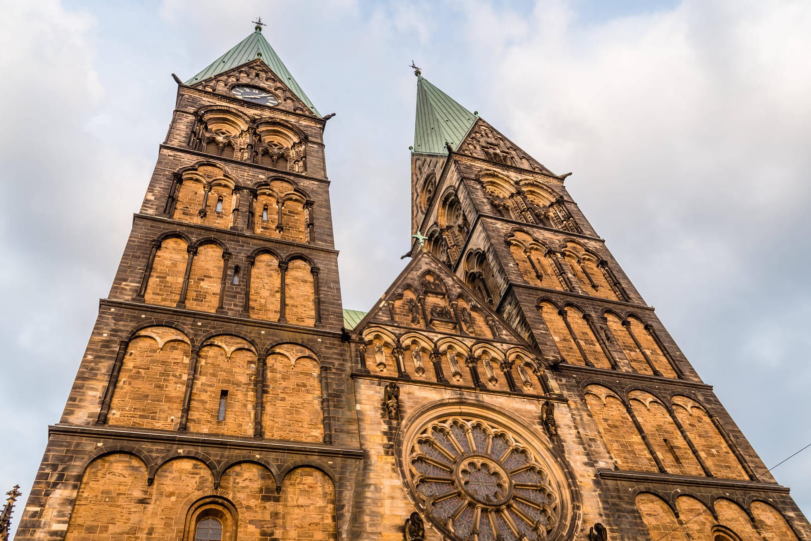 Der St. Petri Dom in Bremen (Archivbild): Ein alkoholisierter Mann sorgte hier für einen Polizeieinsatz.