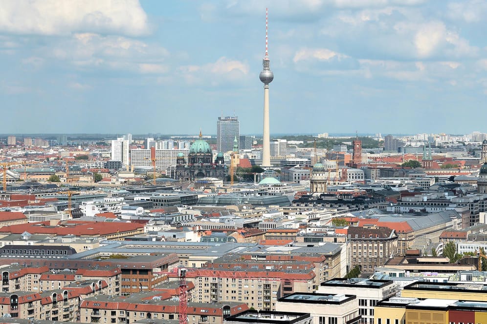 Berlin von oben (Symbolbild): Besonders in Großstädten steigen die Preise für Immobilien immer weiter an.