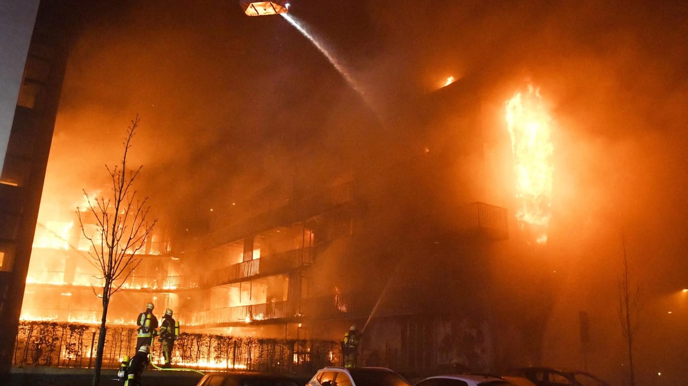 Flammen schlagen aus einem Wohnkomplex in voller Ausdehnung: Das Feuer war kurz nach Mitternacht in der Bargmannstraße ausgebrochen.