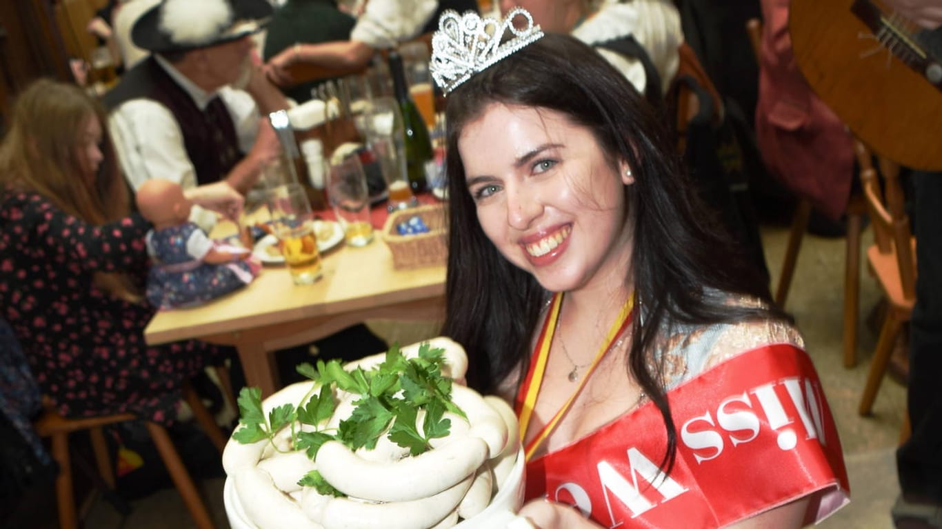 Lena Nagler mit einem Topf voller Weißwürste: Sie ist zur Miss Weißwurst gewählt worden.
