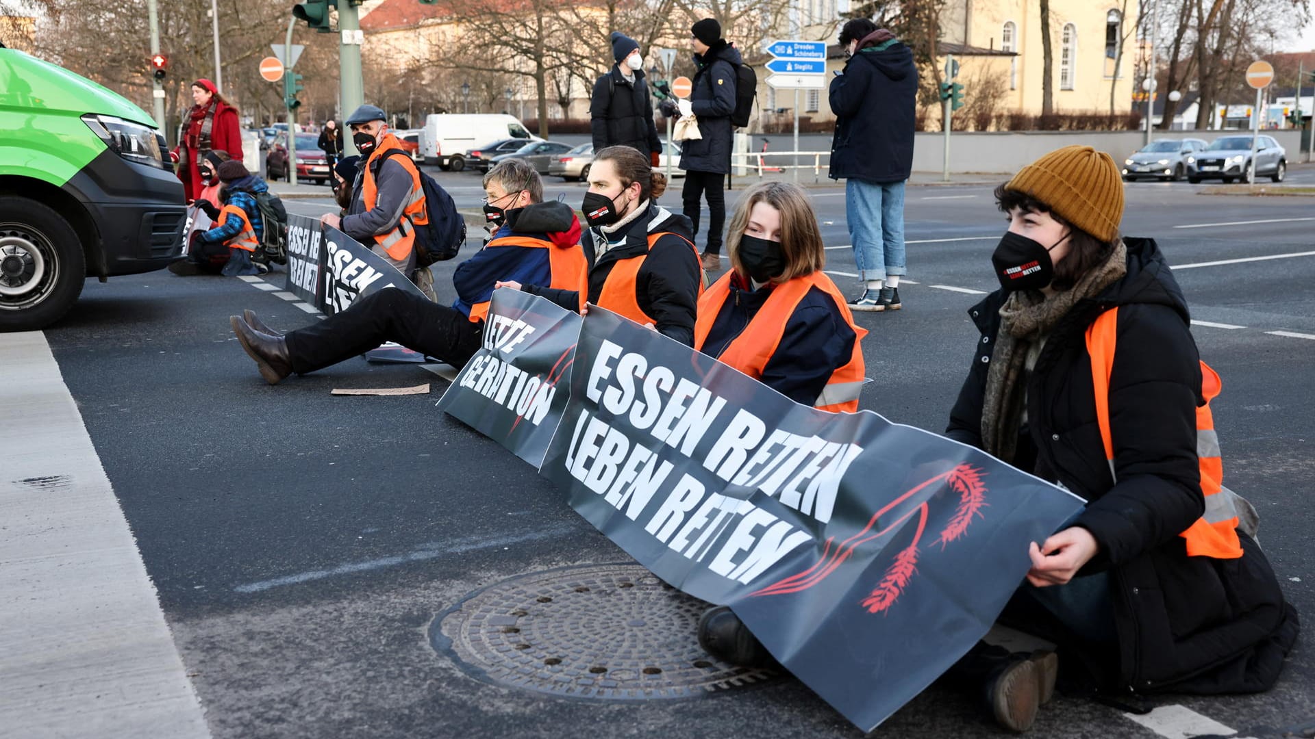 Demonstrierende der Gruppe "Aufstand der letzten Generation" blockieren eine Kreuzung (Archivbild): Bei ihren Aktionen wollen sie künftig verstärkt Flughäfen, Häfen und Energieunternehmen in den Fokus nehmen.