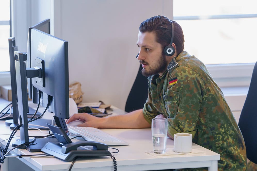 Ein Soldat der Bundeswehr sitzt am Schreibtisch (Archivbild): Sieben Wochen haben die Einsatzkräfte in Hamburg ausgeholfen.