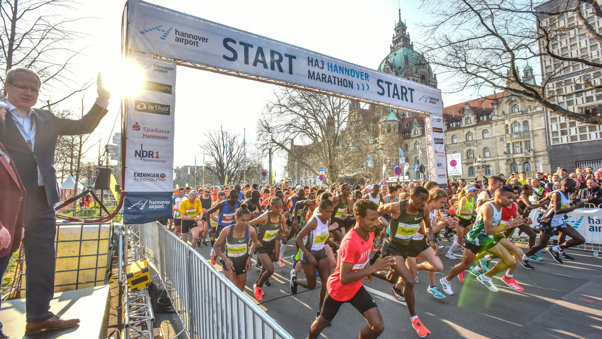 Startschuss beim Hannover Marathon 2019 (Archivbild): Drei Jahre später dürfen die Laufwilligen wieder antreten. Startschuss beim Hannover Marathon 2019 (Archivbild): Drei Jahre später dürfen die Laufwilligen wieder antreten.