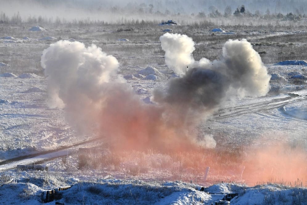 Rauchwolke nach einer Explosion bei einer Militärübung (Symbolbild): Russland wirft der Ukraine vor, einen Grenzposten zerstört zu haben.