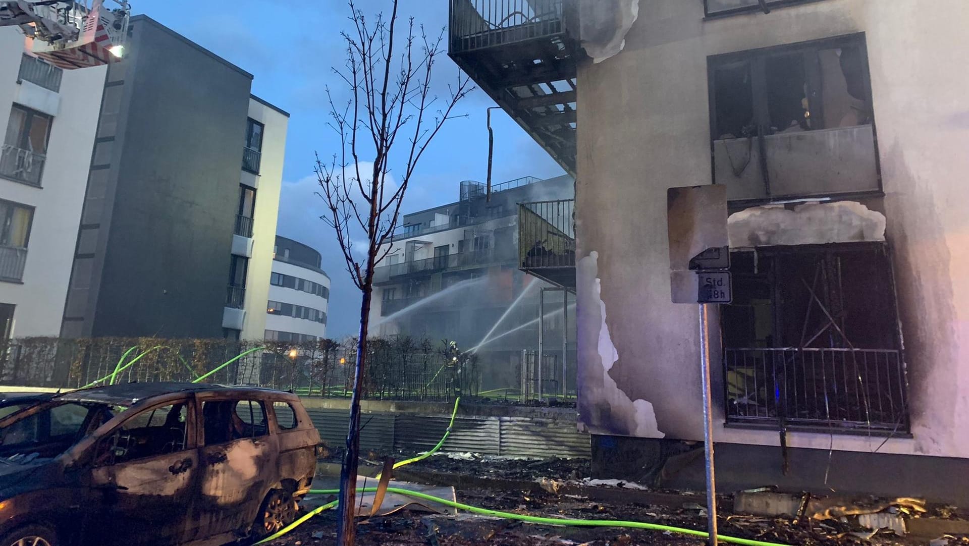 Auch vor den neben dem Gebäude stehenden Autos machten die Flammen keinen Halt. In Nachbarhäusern zerbarsten die Fenster.