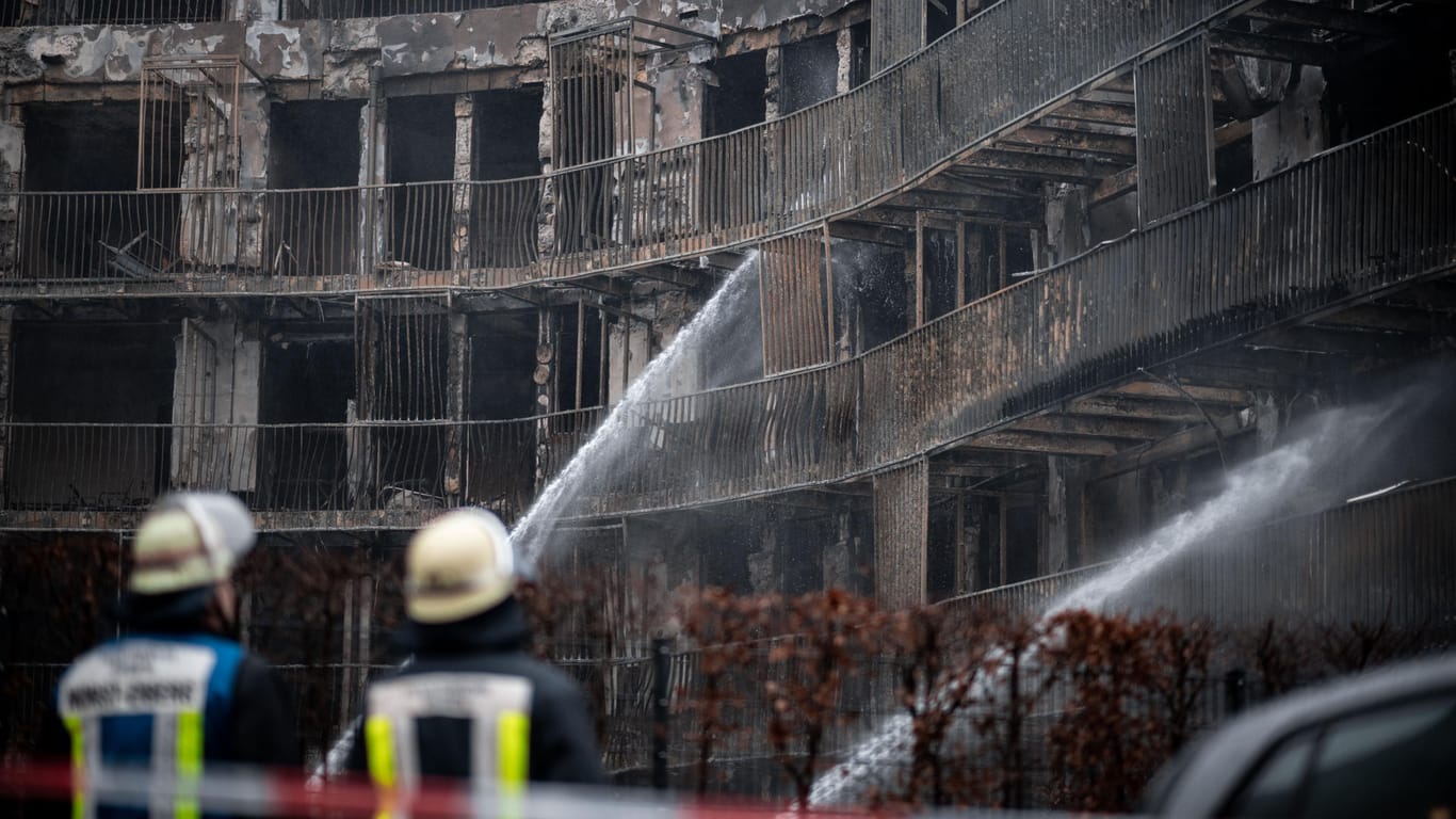 Bei Tageslicht offenbarte sich die Zerstörungswut der Flammen: 35 Wohnungen sind komplett ausgebrannt.