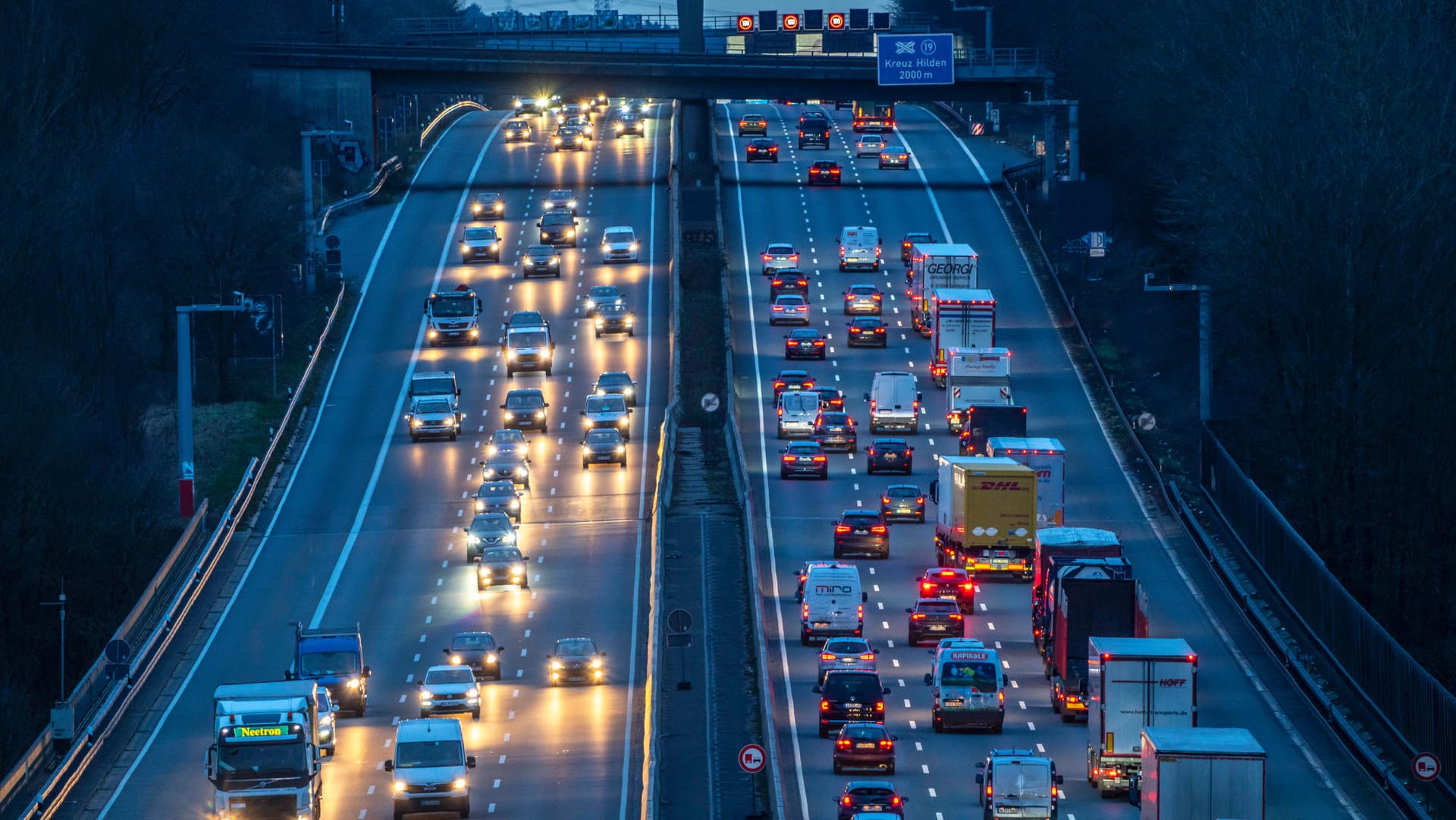 Abendlicher Berufsverkehr auf der A 3: Am kommenden Wochenende kann es vor allem auf den Strecken nach Süden voll werden.