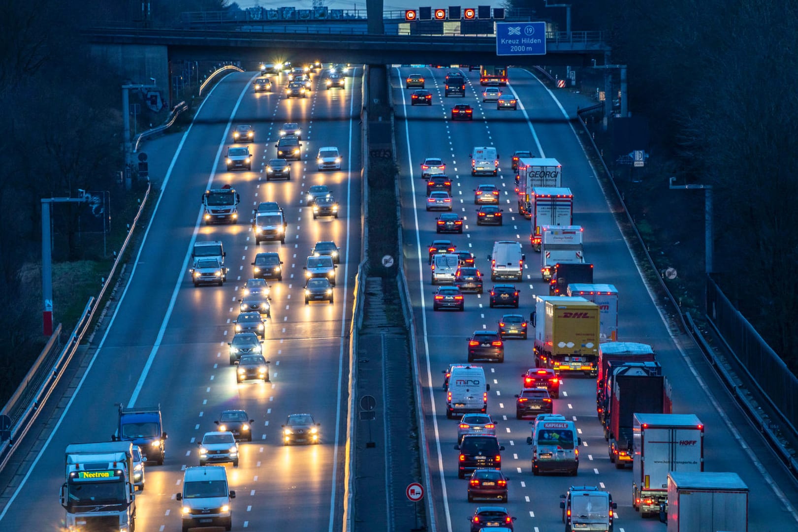 Abendlicher Berufsverkehr auf der A 3: Am kommenden Wochenende kann es vor allem auf den Strecken nach Süden voll werden.