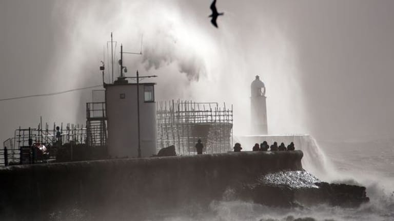Riesige Wellen schlagen gegen den Deich, nachdem Sturm "Franklin" auf die britische Küste traf.