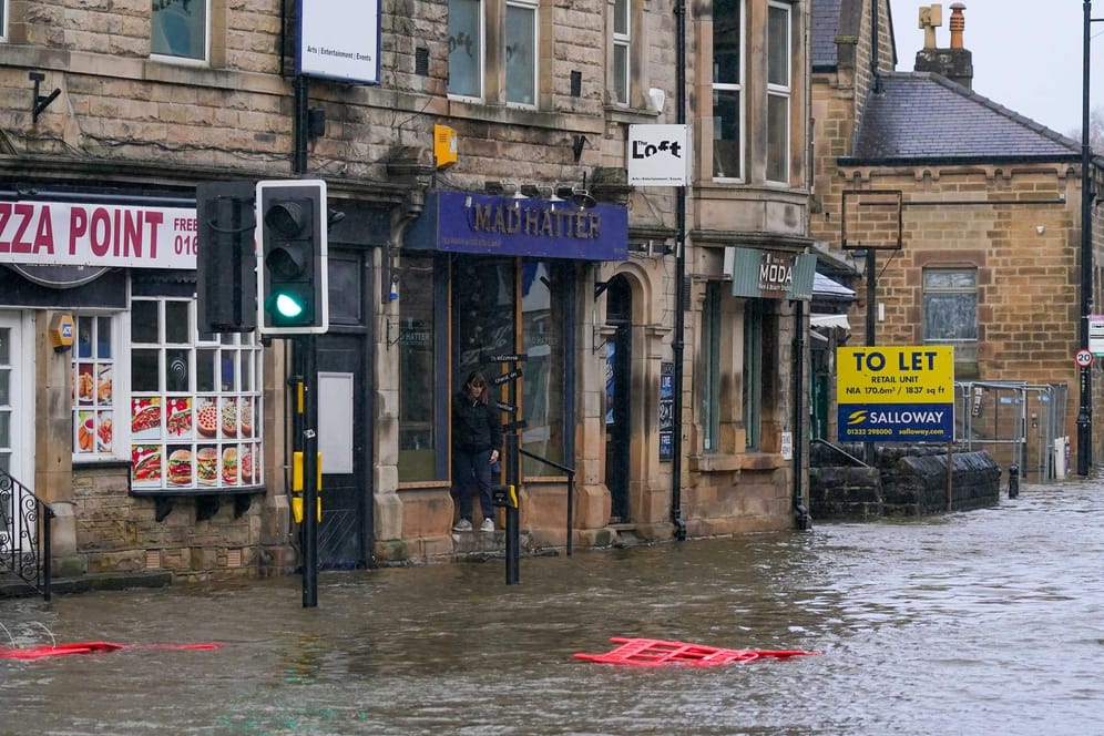 Überflutete Straße in Großbritannien: Insgesamt waren in England am Montagmorgen 187 Warnungen vor Überschwemmungen in Kraft.