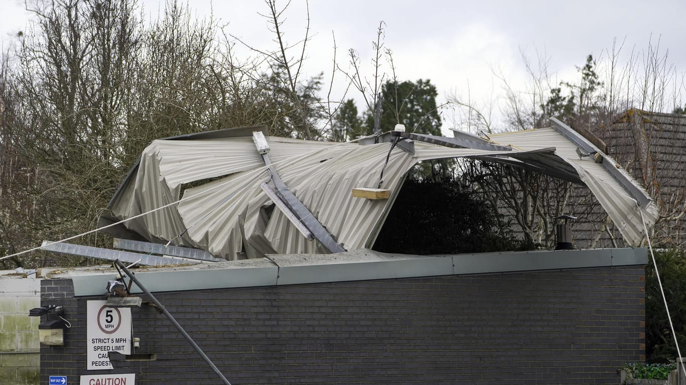 Das Dach einer Garage liegt vom starken Wind umgeknickt auf dem Gebäude: Irland und Großbritannien sind von einem schweren Sturm getroffen.