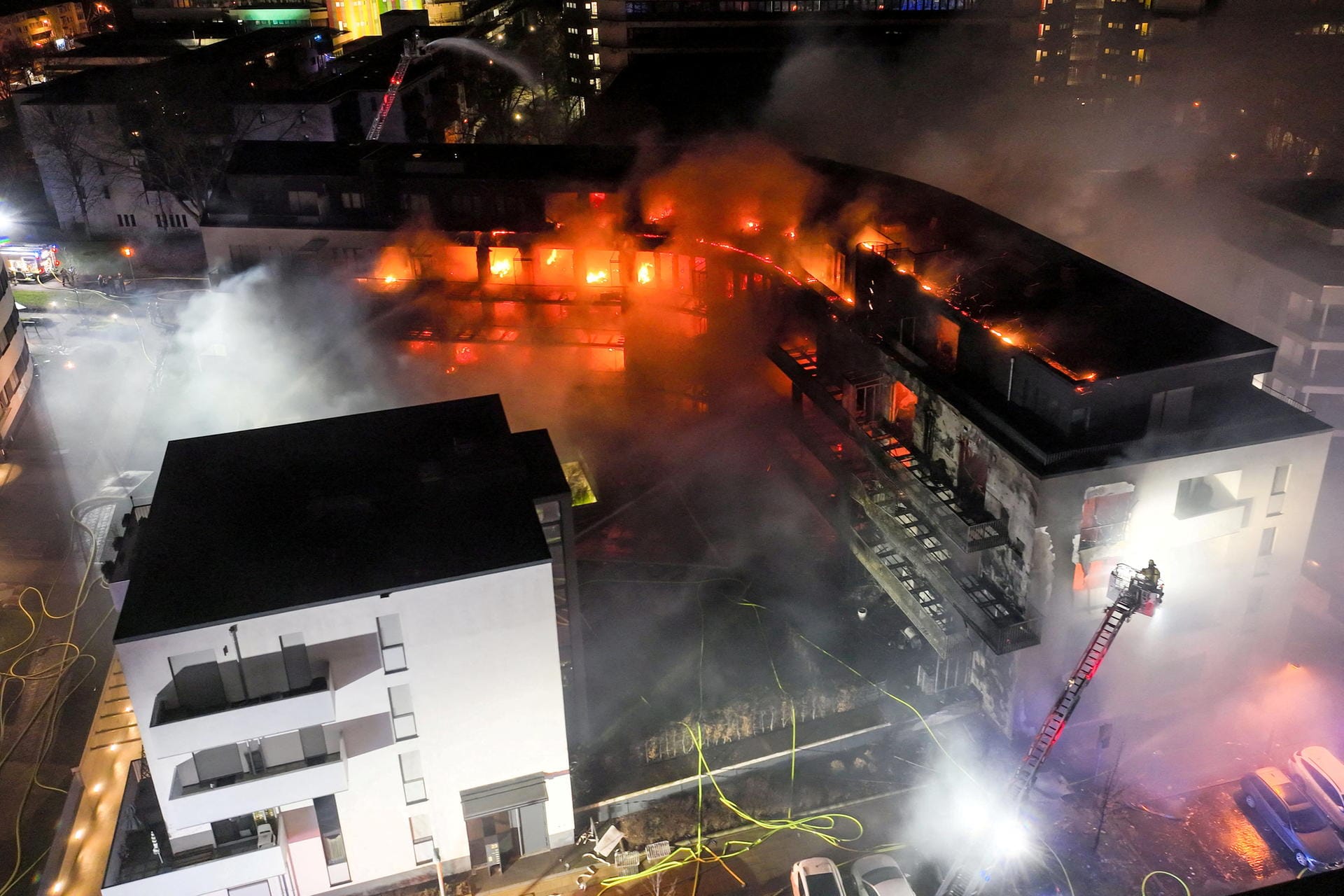 Das brennende Gebäude aus der Luft: Die Flammen breiteten sich über die Balkone und die Fassade über das gesamte Gebäude aus.