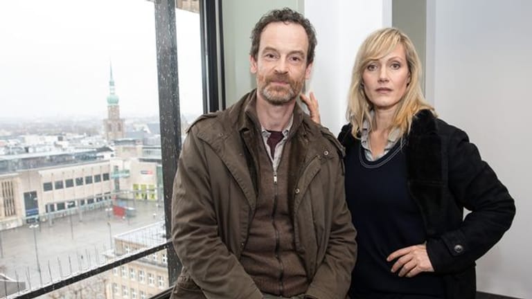 Jörg Hartmann als Peter Faber und Anna Schudt als Martina Bönisch bei Dreharbeiten zum "Tatort".