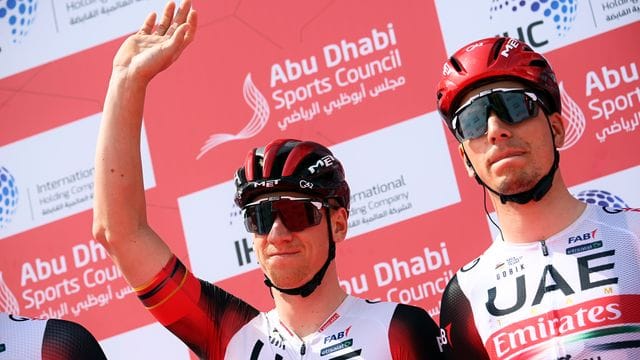 Pascal Ackermann (l) von Team Emirates belegt bei der zweiten Etappe der UAE-Tour den dritten Platz.