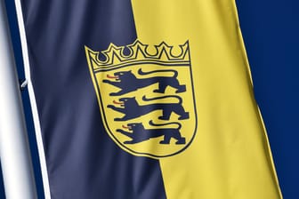 Das Wappen von Baden-Württemberg auf einer wehenden Fahne: Das für das Bundesland typische Muster ziert auch die Sitze des Zuges von Mannheim nach Heilbronn.