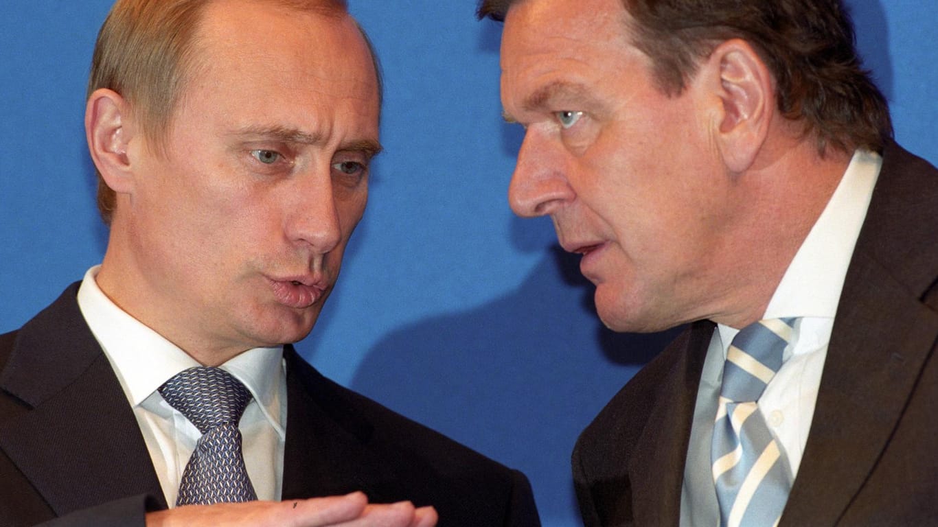 Wladimir Putin (l.) und Gerhard Schröder bei einem Treffen im Jahr 2000: "Anfang 1999 hat der BND das Bundeskanzleramt über den Putin-Plan informiert."