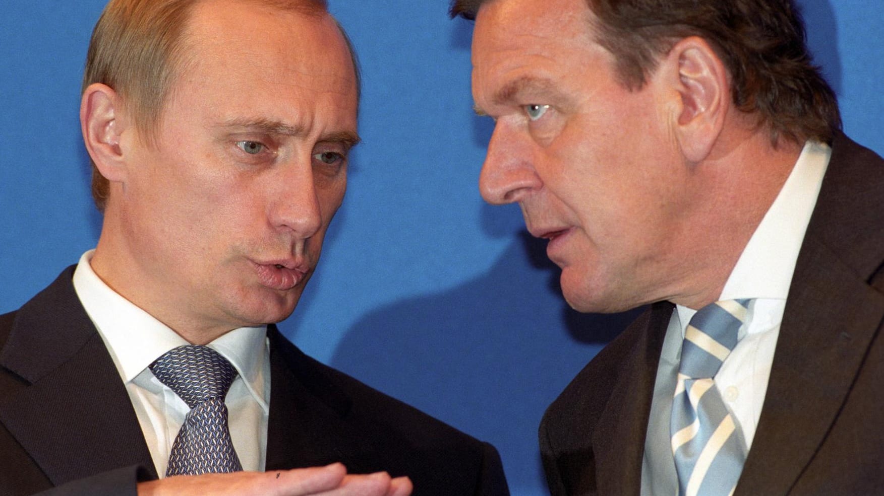 Wladimir Putin (l.) und Gerhard Schröder bei einem Treffen im Jahr 2000: "Anfang 1999 hat der BND das Bundeskanzleramt über den Putin-Plan informiert."