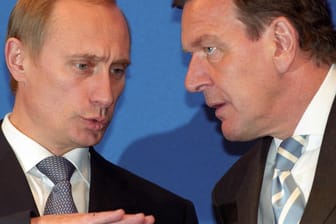 Wladimir Putin (l.) und Gerhard Schröder bei einem Treffen im Jahr 2000: "Anfang 1999 hat der BND das Bundeskanzleramt über den Putin-Plan informiert."