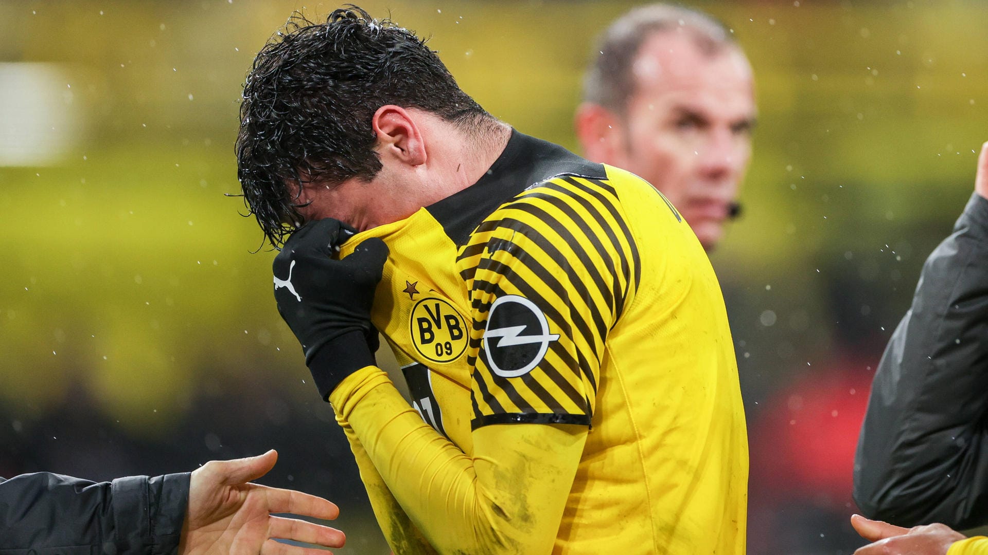 Gio Reyna: Der 19-Jährige hatte am Sonntag unter Tränen den Platz verlassen. Gio Reyna: Der 19-Jährige hatte am Sonntag unter Tränen den Platz verlassen.