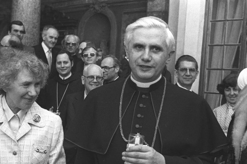 Joseph Ratzinger bei seiner Amtseinführung als Kardinal von München-Freising (Archivbild): Der spätere Papst Benedikt XVI. ist in die Missbrauchsvorwürfe involviert.