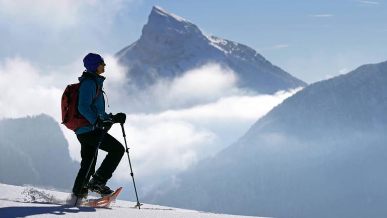 Eine Frau mit Schneeschuhen in den französischen Alpen (Symbol): Die Schülerin rutschte plötzlich einen Hang hinunter.