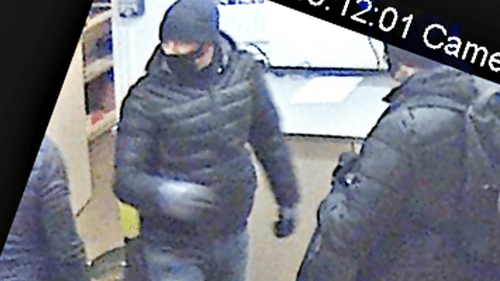 Fahndungsbild der Polizei: Insgesamt erbeuteten die Männer einen sechsstelligen Betrag. Fahndungsbild der Polizei: Insgesamt erbeuteten die Männer einen sechsstelligen Betrag.