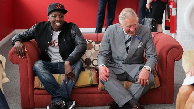 Prinz Charles (r) mit Youtuber Jamal Edwards bei der Eröffnung der Prince's Trust Summer Sessions 2013 in London.