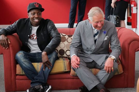 Prinz Charles (r) mit Youtuber Jamal Edwards bei der Eröffnung der Prince's Trust Summer Sessions 2013 in London.