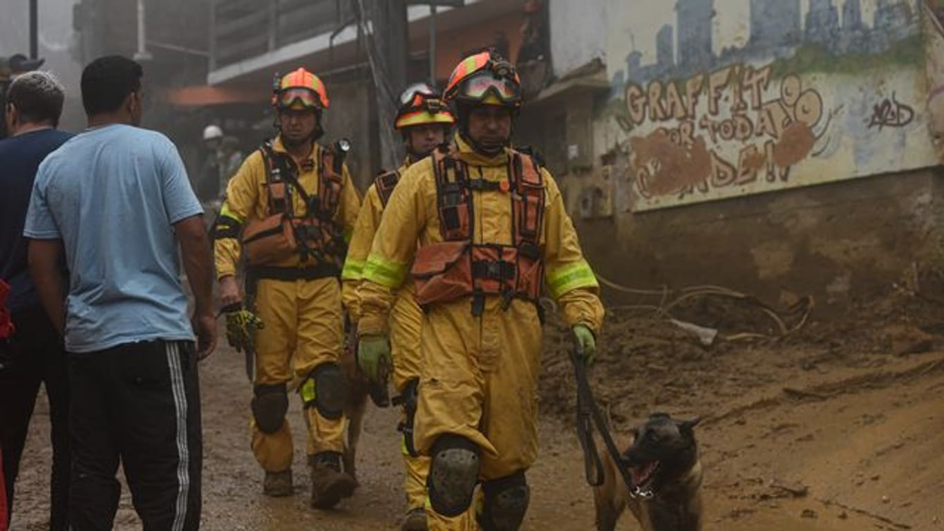 Feuerwehrleute, der Zivilschutz und die Bevölkerung suchen in Petropolis, der Bergregion von Rio de Janeiro, nach Opfern.