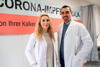Apotheker Hayriye und Gence Polat (v. l.): In seiner Kalker Apotheke will das Ehepaar Corona-Impfungen so niederschwellig wie möglich anbieten.