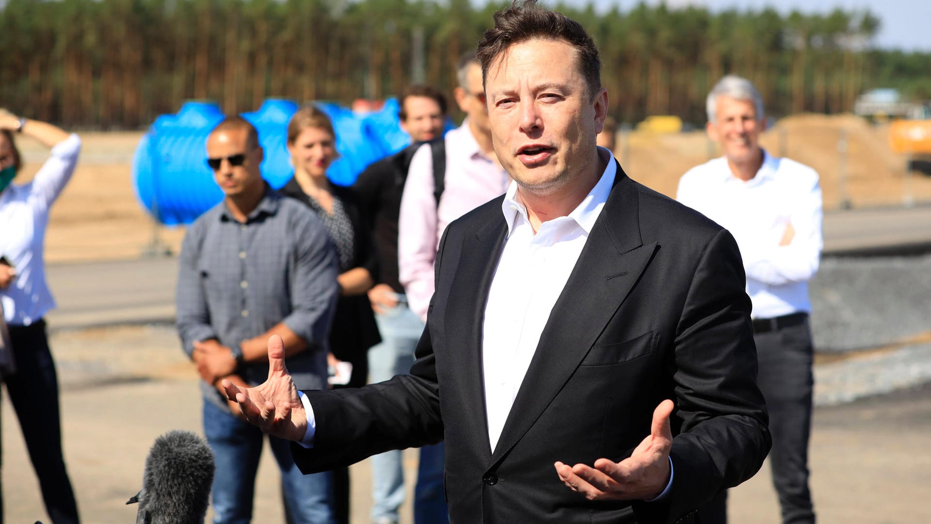 Elon Musk beim ersten Richtfest auf der Baustelle der Tesla Gigafactory Berlin-Brandenburg im September 2020 (Archivbild): Der Tesla-Gründer hat sich mehrfach kritisch gegenüber Gewerkschaften positioniert.