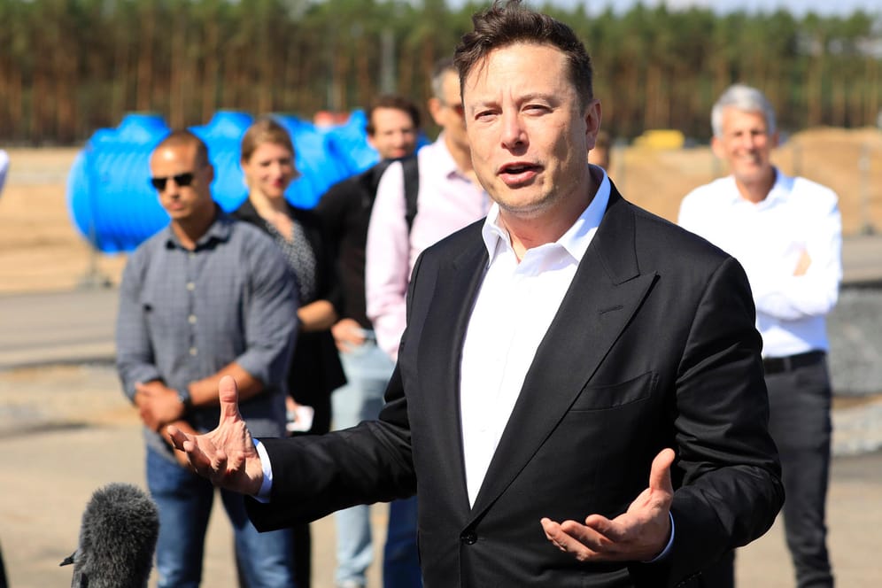 Elon Musk beim ersten Richtfest auf der Baustelle der Tesla Gigafactory Berlin-Brandenburg im September 2020 (Archivbild): Der Tesla-Gründer hat sich mehrfach kritisch gegenüber Gewerkschaften positioniert.