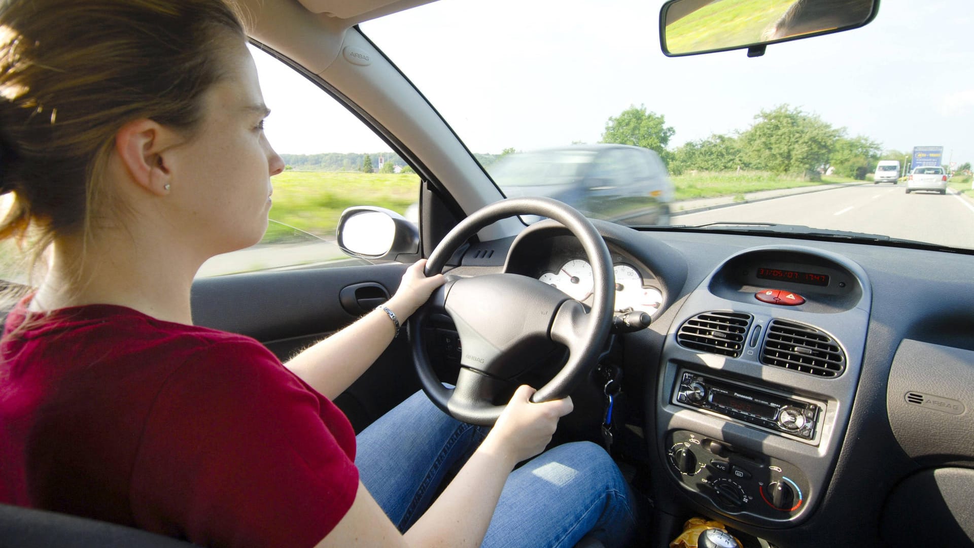 Konzentrieren aufs Verkehrsgeschehen: Ein Telefon darf dabei nicht ablenken. Gespräche sind deshalb nur mit einer geeigneten Freisprecheinrichtung erlaubt.