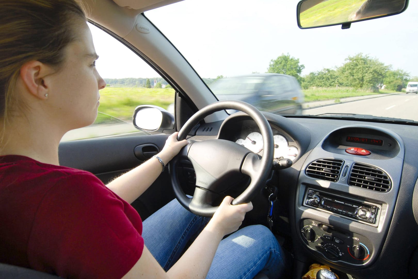 Konzentrieren aufs Verkehrsgeschehen: Ein Telefon darf dabei nicht ablenken. Gespräche sind deshalb nur mit einer geeigneten Freisprecheinrichtung erlaubt.