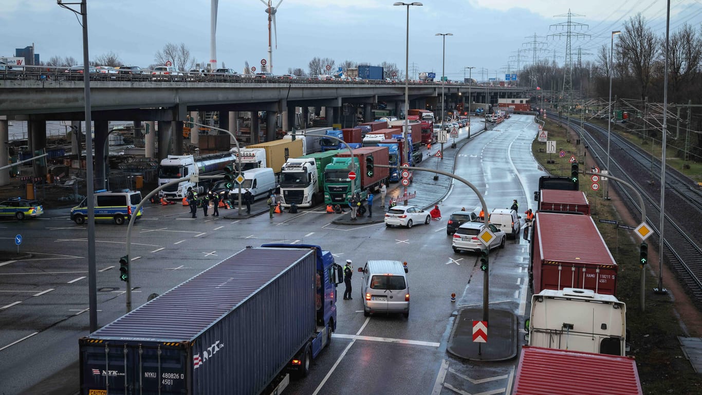 Klimaaktivisten haben eine wichtige Verkehrsader in Hamburg gesperrt.