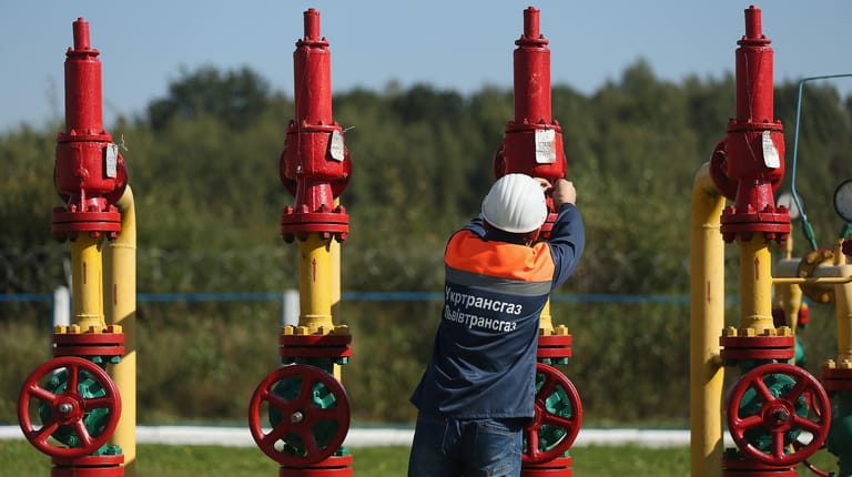 Mitarbeiter überprüft Gasleitung (Symbolbild): Eine Sanktion gegen die Gazprombank dürfte sich auf die Gasversorgung auswirken.