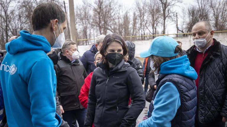Annalena Baerbock im Krisengebiet: Die Bundesaußenministerin zeigt Präsenz in der Ukraine. Am Sonntag verschärfte sie ihren Kurs gegen Putin stark: "Unsere internationale Ordnung steht auf dem Spiel"