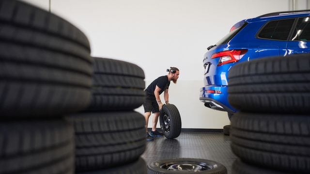 Die Zeit des Wechsels rückt näher: Insgesamt 34 Autoreifenmodelle hat der ADAC ausführlich getestet.