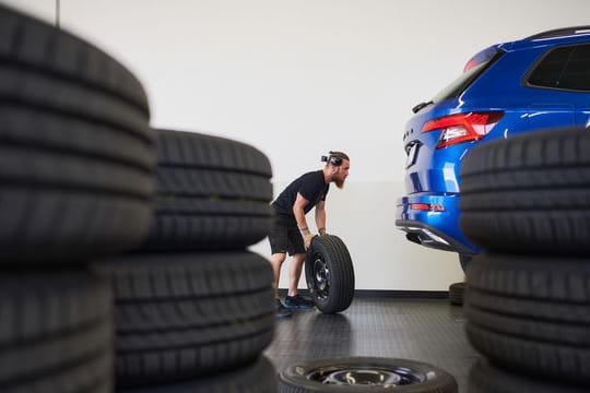 Die Zeit des Wechsels rückt näher: Insgesamt 34 Autoreifenmodelle hat der ADAC ausführlich getestet.