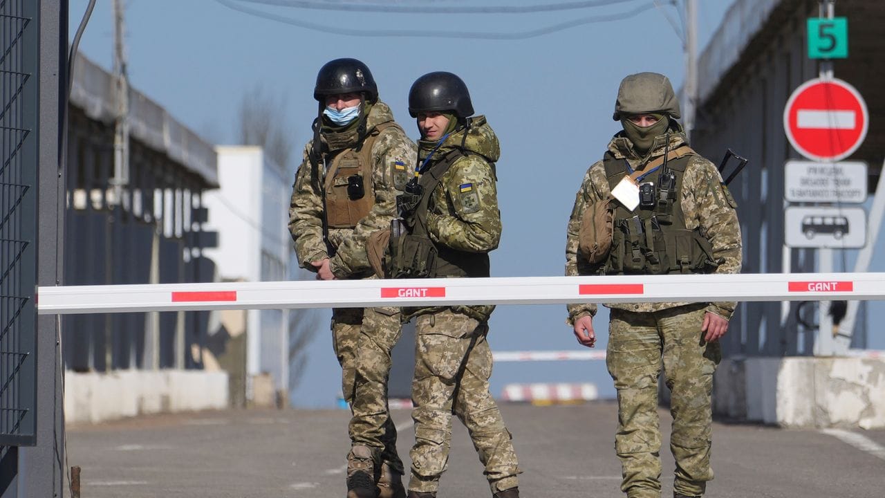 Ukrainische Grenzbeamte stehen an einem Kontrollpunkt zwischen dem Gebiet der prorussischen Separatisten und dem von den ukrainischen Streitkräften kontrollierten Gebiet. Ukrainische Grenzbeamte stehen an einem Kontrollpunkt zwischen dem Gebiet der prorussischen Separatisten und dem von den ukrainischen Streitkräften kontrollierten Gebiet.