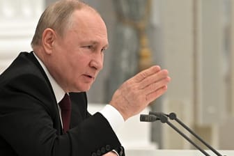 Wladimir Putin vor dem Sicherheitsrat im Kreml: Nur einer gab die Richtung vor, die anderen wirkten wie Statisten.