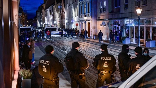 Einsatzkräfte der Polizei sperren eine Straße