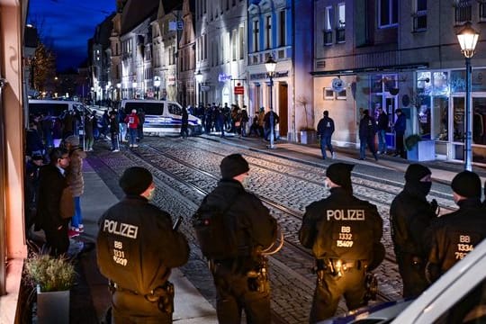 Einsatzkräfte der Polizei sperren eine Straße