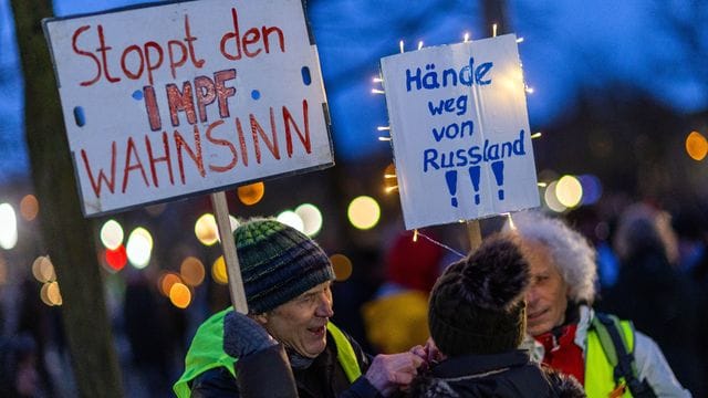 Teilnehmer der Protestaktion gegen die Corona-Schutzmaßnahmen