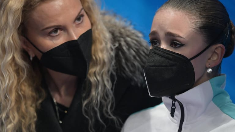 Kamila Walijewa: Die junge Eiskunstläuferin bedankte sich am Montag bei ihrem Trainerteam.