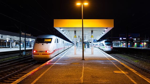 ICE stehen als Aufenthaltszug an einem verwaisten Bahnsteig ICE stehen als Aufenthaltszug an einem verwaisten Bahnsteig