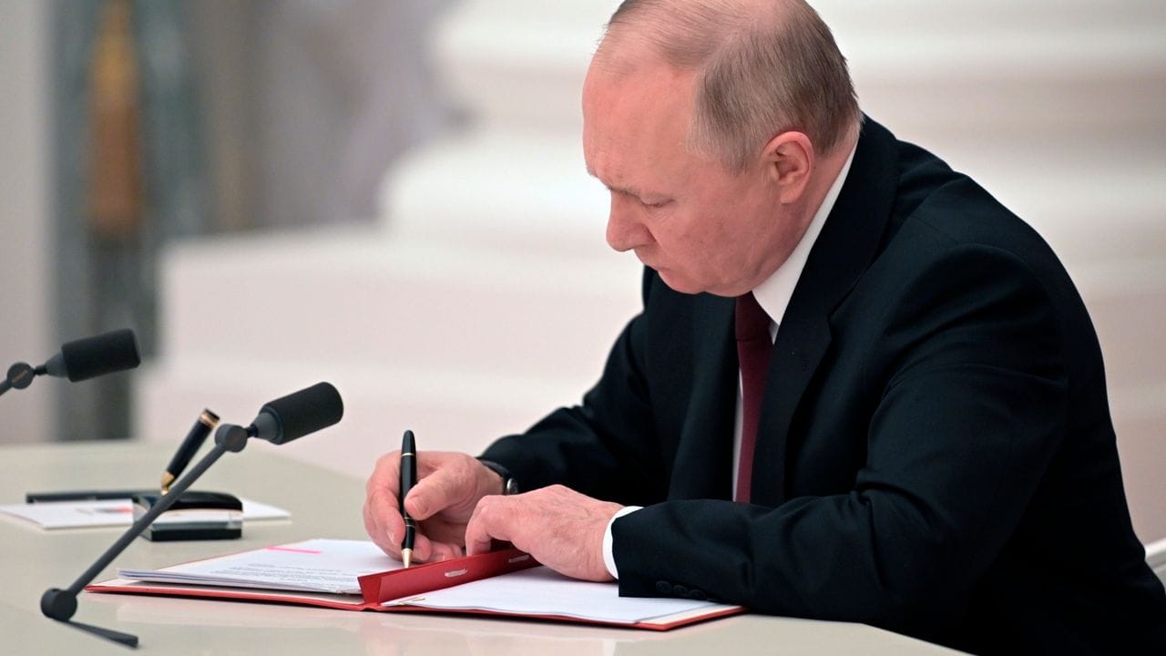 Damit ist es besiegelt: Wladimir Putin unterzeichnet ein Dokument zur Anerkennung der Unabhängigkeit der Separatistengebiete. Damit ist es besiegelt: Wladimir Putin unterzeichnet ein Dokument zur Anerkennung der Unabhängigkeit der Separatistengebiete.